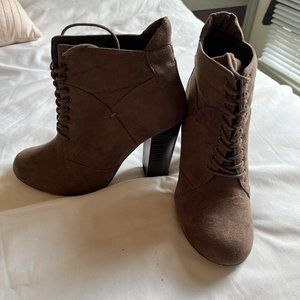Frida light brown suede anckle boot